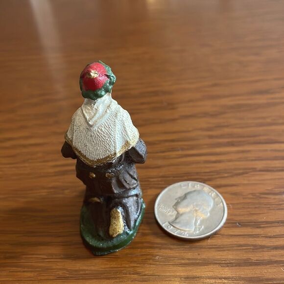 Small resin kneeling wise man from nativity scene holding a gold box - Picture 4 of 7